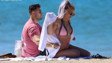Britney Spears is Seen Wearing a Pink and Black Bikini While on Vacation with Her Boyfriend (23 Photos)