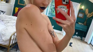 Gabbie Hanna Flashes Her Nude Tits (2 Photos)