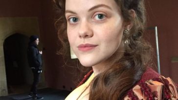 Georgie Henley Sexy (7 Photos)