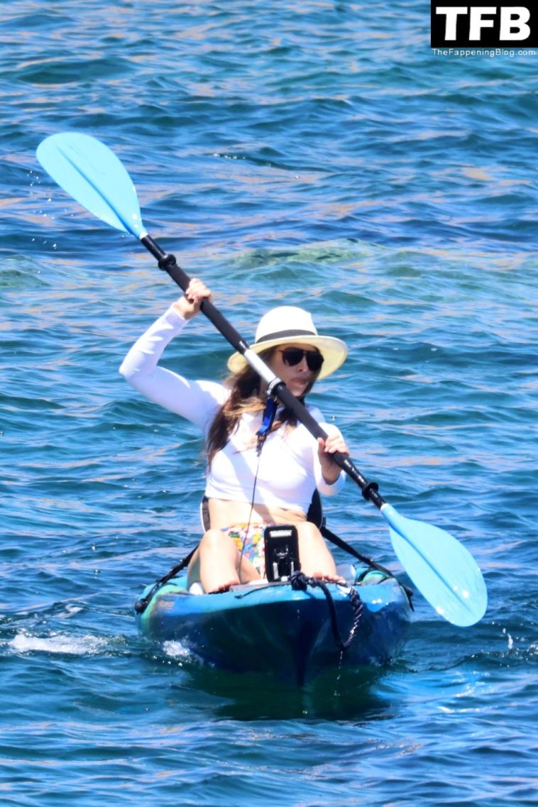 Jessica Biel & Justin Timberlake Paddle Canoes in Sardinia (36 Photos)
