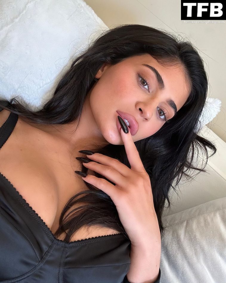 Kylie Jenner Hot (5 Photos)