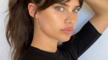 Sara Sampaio Shows Her Pokies (7 Photos)