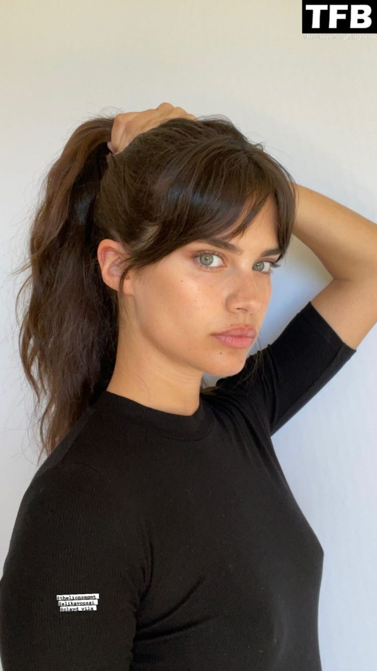 Sara Sampaio Shows Her Pokies (7 Photos)