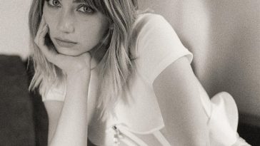 Emily Rudd Sexy (10 Photos)