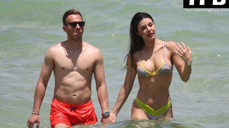 Arthur Melo Hits the Beach with His Girlfriend in Miami (8 Photos)