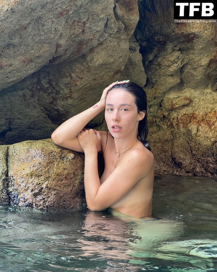 Aurora Ramazzotti Topless & Sexy (13 Photos)