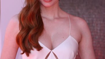 Eleanor Tomlinson Flaunts Her Sexy Tits at the Bafta TV Awards in London (13 Photos)
