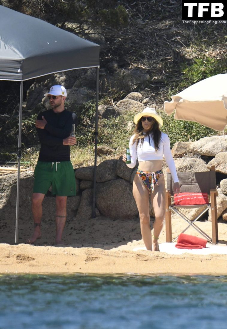 Jessica Biel & Justin Timberlake Relax on a Beach in Sardinia (47 Photos)