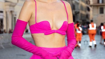 Leonie Hanne Flaunts Her Sexy Tits at the Valentino Fashion Show in Rome (6 Photos)