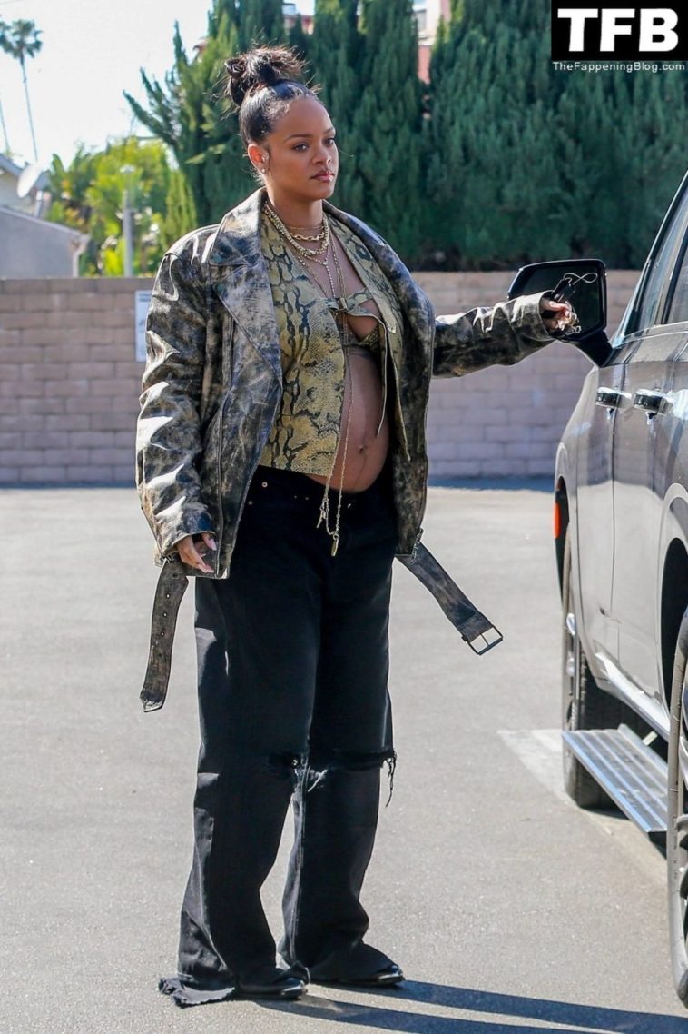 Pregnant Rihanna Bares Her Baby Bump For Lunch in Beverly Hills (80 Photos)