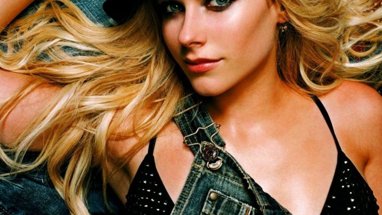 Avril Lavigne Nude & Sexy Collection – Part 2 (155 Photos + Videos)