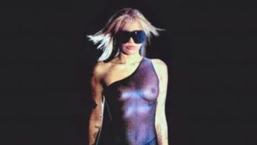 Miley Cyrus Flashes Her Nude Tits (3 Photos)