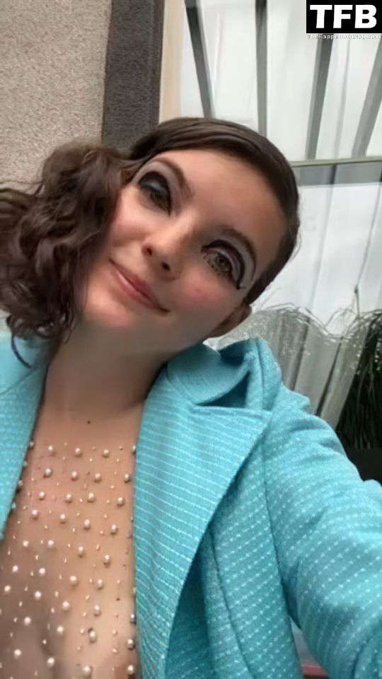 Camren Bicondova Nip Slip (2 Nude Pics + Videos)