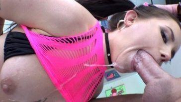 Iris Leon - Opens Up Her Throat - Swallowed
